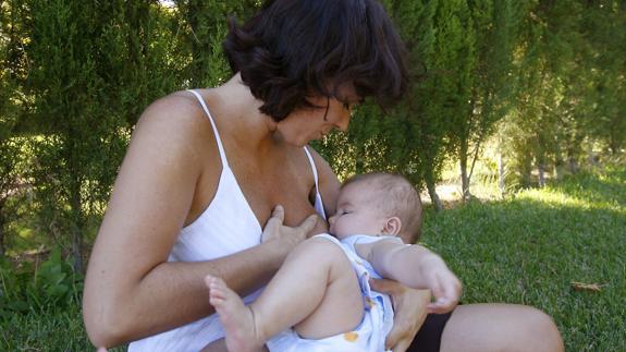 Una mujer amamanta a su hija.