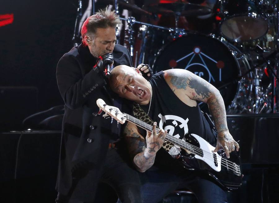 Los Fabulosos Cadillacs durante su actuación en los Grammy Latinos.