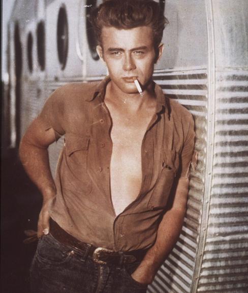 James Dean, en un descanso del rodaje de 'Gigante'.