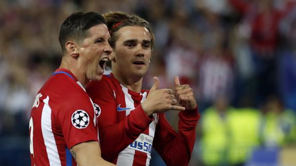 Griezmann celebra con Fernando Torres el gol del Atlético. 