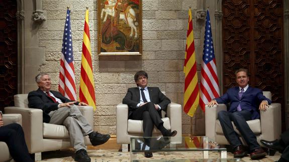 Reunión entre Carles Puigdemont (c) y los congresistas estadounidenses Dana Rohrabacher (i) y Brian Higgins.