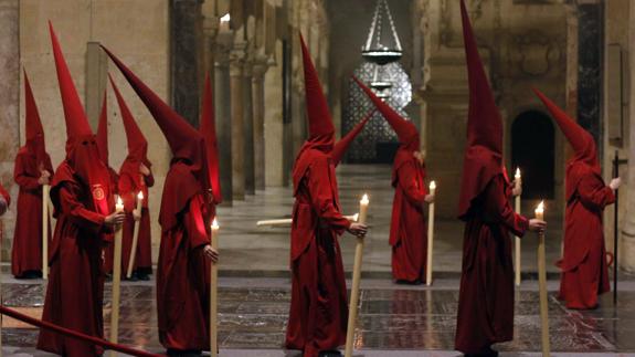 Nazarenos de la Hermandad del Buen Suceso de Córdoba.