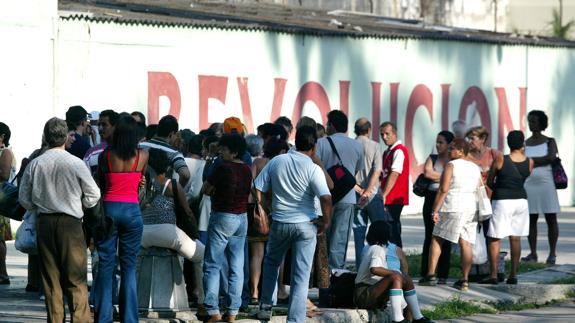 Cientos de cubanos, de padres nacidos en España, hacen cola ante la embajada de España en Cuba para pedir la nacionalidad española .