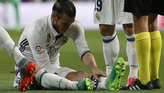 Gareth Bale se duele de la pierna izquierda. 