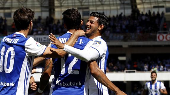 Wiliiam José celebra un único gol de la Real. 