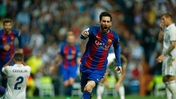 Leo Messi celebra el 2-3 del Barça en el Bernabéu. 