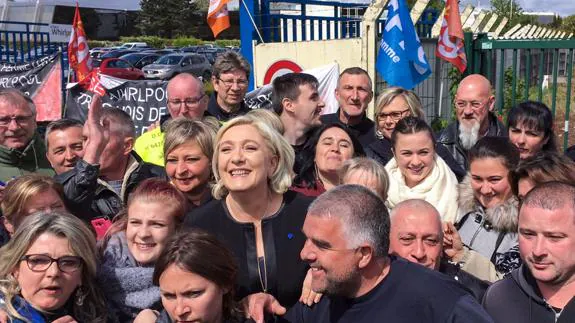 Marine Le Pen, con huelguistas de la fábrica de Whirlpool en Amiens.