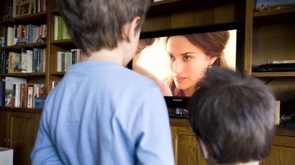 Niños viendo la televisión. 