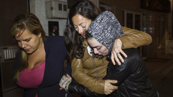 María Jimena Rico (d.), en su llegada a Torrox (Málaga).