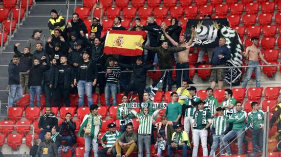 Aficionados del Betis, en San Mamés. 