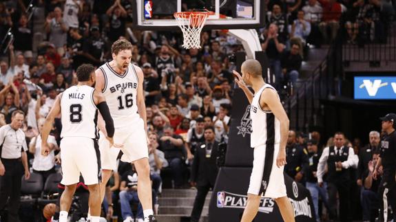 Pau Gasol celebra una canasta. 