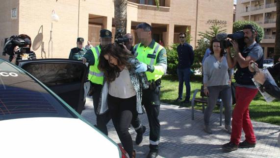 Agentes de la Guardia Civil acompañan a la detenida.