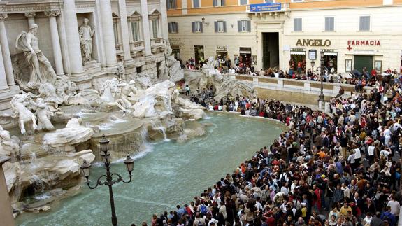 Turistas contemplan la Fontana Di Trevi en Roma