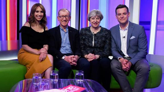 Theresa May y su esposo Philip May en el set de 'One Show'.
