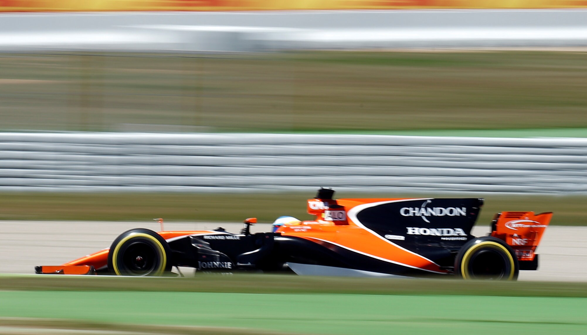 Fernando Alonso rueda en Montmeló.