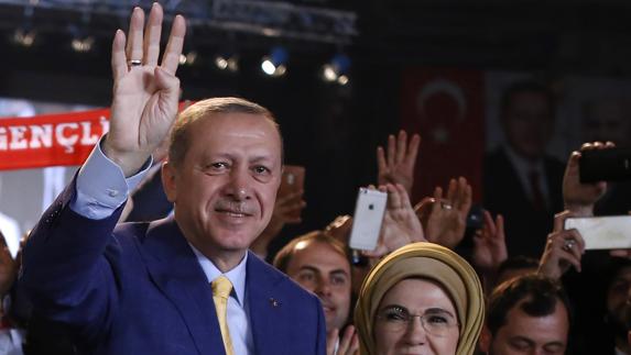 Erdogan saluda tras ser elegido. 