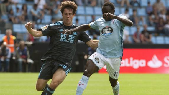 Odriozola y Pione Sisto pelean por el balón. 