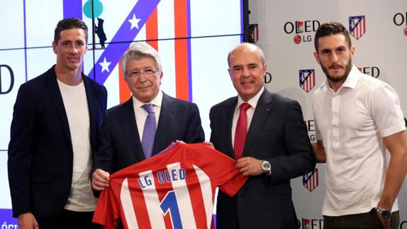 Koke (d), durante el acuerdo del Atlético con la empresa LG. 