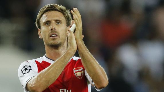 Monreal aplaude durante un partido. 