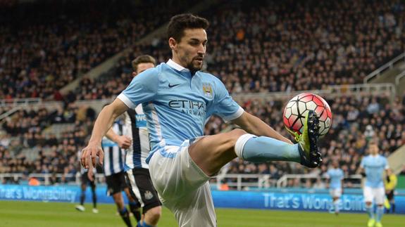 Navas controla el balón en un partido con el City. 