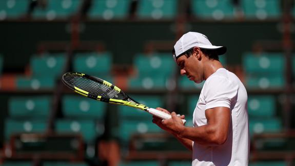 Rafa Nadal, durante un entrenamiento en Roland Garrros. 