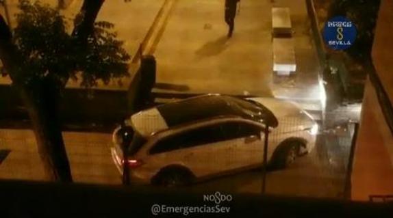 Un conductor borracho aparca en una calle peatonal de Sevilla creyendo que es Badajoz