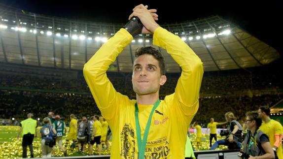 Marc Bartra celebra el triunfo en la Copa de Alemania. 