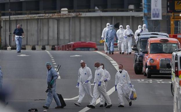 Policías forenses en el London Bridge.