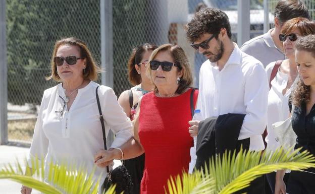 Familiares de Ignacio Echeverría acuden al funeral.