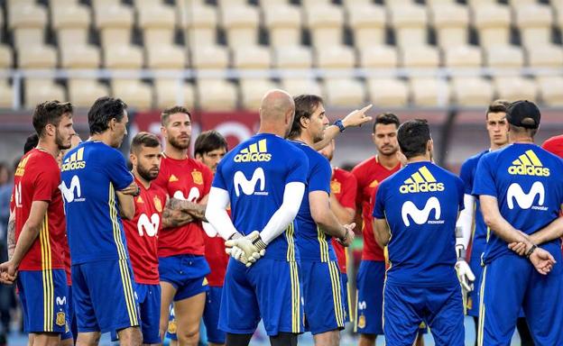 Lopetegui da instrucciones a sus futbolistas durante un entrenamiento. 