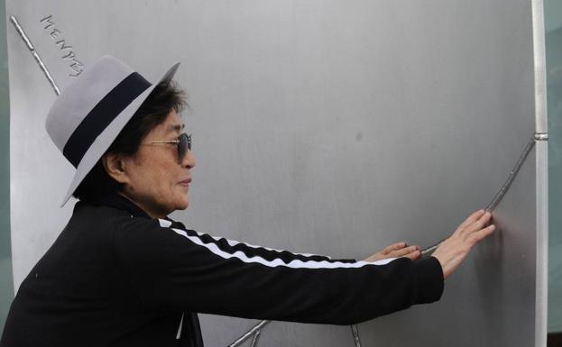 Yoko Ono, durante la ceremonia. 