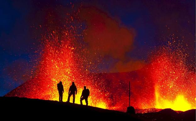 Erupción de un volcán en Islandia.