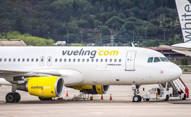 Un avión de Vueling choca con un coche de pista