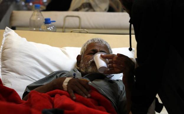 Un enfermo de cólera recibe tratamiento médico en un hospital de Yemen.