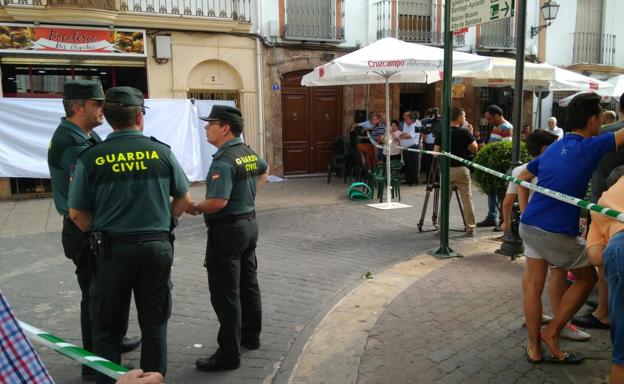 Agentes de la Guardia Civil en el lugar de los hechos.