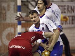 Brajkovic pugna por un balón con un jugador del conjunto gallego. / ROBERTO RUIZ