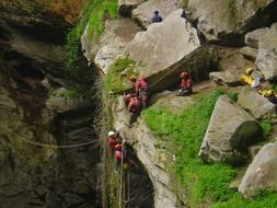 Entrenamiento del equipo de espeleosocorro del Gobierno de Cantabria en la cueva de Astrana, donde quedaron atrapados los holandeses.