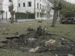 La explosión del coche-bomba dejó un enorme cráter frente al Patronato Militar de Santoña./M. DE LAS CUEVAS.