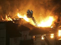 Se incendia el edificio de Tetuán que esta tarde había sufrido una explosión de gas