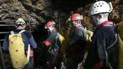 Gochicoa y Mediavilla visitaron ayer el campamento montado por la UME en El Soplao. / DM