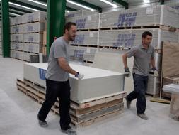 Trabajadores de la fábrica de fibroyeso  GFB en Marina de Cudeyo. / ANDRÉS FERNÁNDEZ