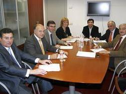 Reunión del consejero de Obras Públicas, José María Mazón, con una Comisión Delegada de la Federación de Municipios de Cantabria, donde presentó su propuesta de modificación de la Ley del Suelo. / DM
