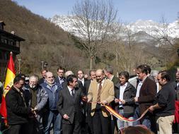 Revilla augura que Liébana "dará un salto evidente" con sus nuevas carreteras