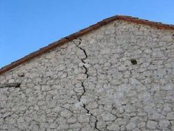 La casa de María Jesús Diego sufrió grietas de envergadura. / DM