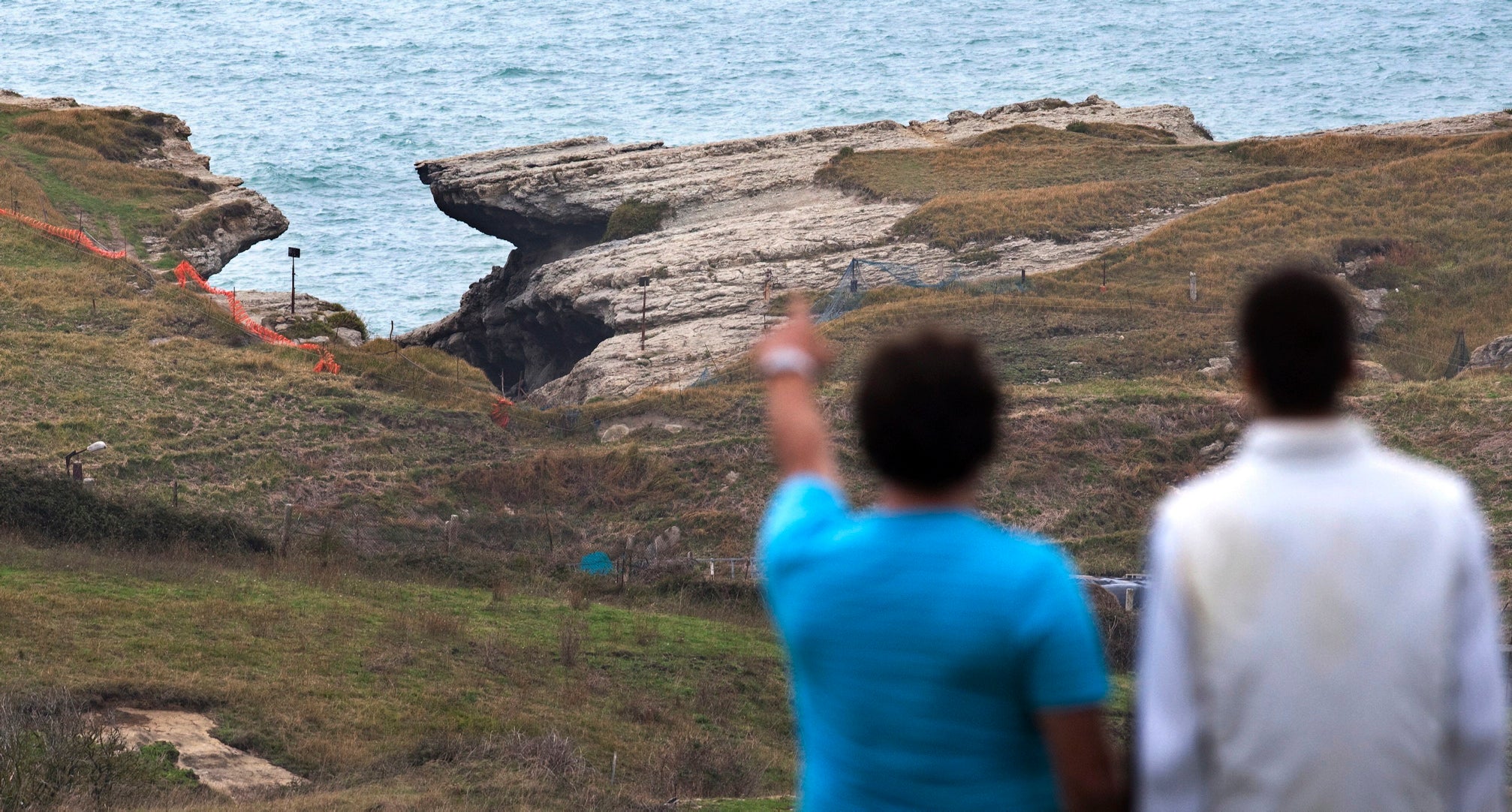 La formación rocosa, ubicada en Cueto, junto al faro de Santander, ha perdido su forma de puente. ::
ROBERTO RUIZ