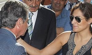 Olga Quintanilla saluda a Revilla en un acto de este pasado verano. / L. Palomeque