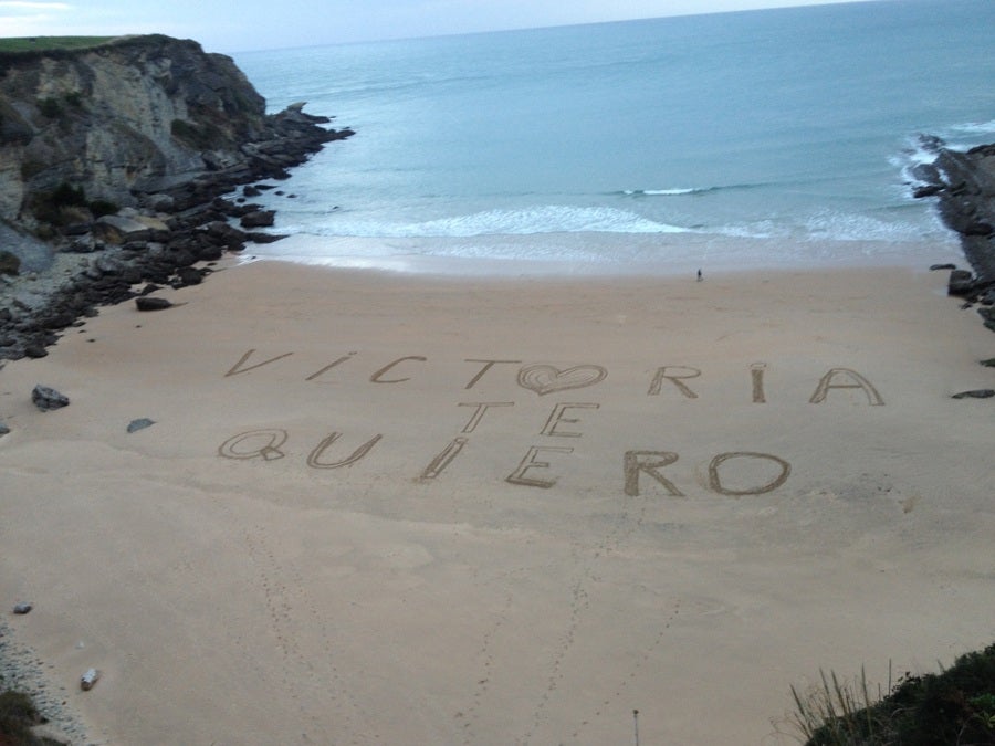 Mensaje que Adrián ha escrito en la playa a su novia.