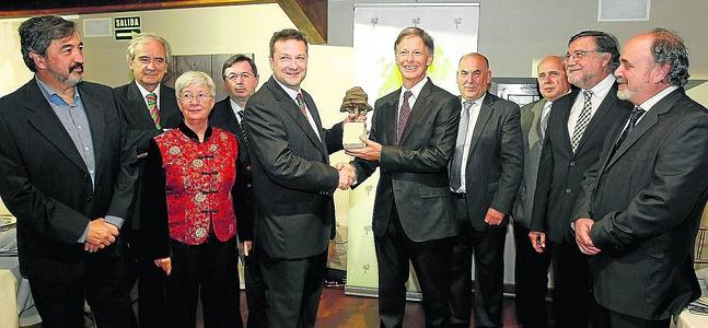 El doctor José Ángel Obeso recibe el premio que le reconoce como 'Torrelaveguense Ilustre 2013'. ::
LUIS PALOMEQUE