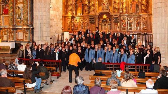 Los componentes de las cinco corales se unieron para cantar 'Esta tierra', de Javier Busto, y de 'Songoro Consongo'.