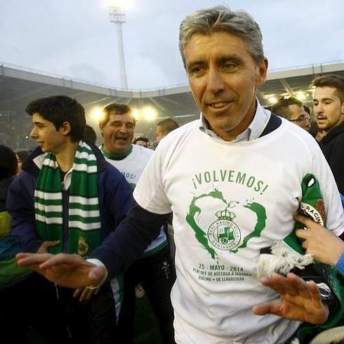 Paco Fernández, sobre el césped tras la victoria